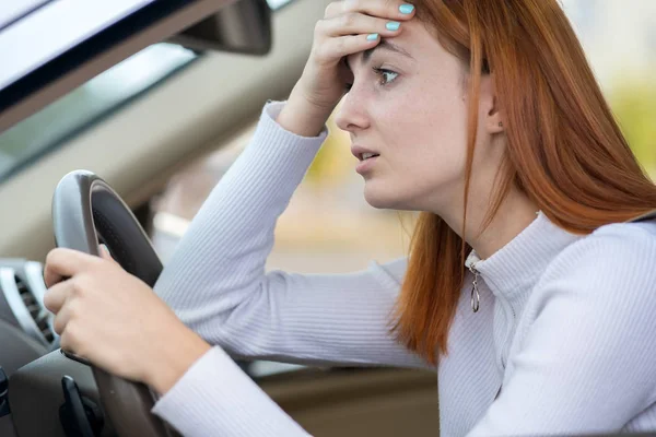 Triste conductor cansado yound mujer sentado detrás de la dirección del coche whe — Foto de Stock