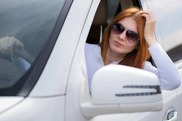 車のステアリングホイールの後ろに若い女性ドライバー. — ストック写真