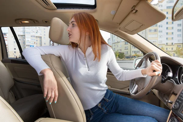 Широкий угол обзора молодой рыжей женщины за рулем автомобиля — стоковое фото