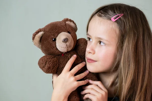 Hübsches Mädchen spielt mit ihrem Teddybär-Spielzeug. — Stockfoto