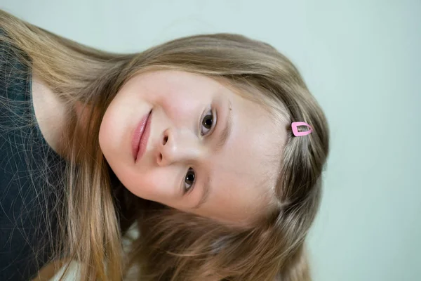 긴 머리를 하고 행복하게 웃는 어린 소녀의 확대 사진. — 스톡 사진