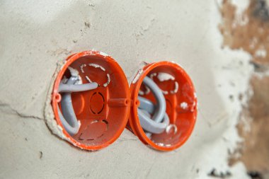 Duvarda kablolar olan soket turuncu kutular. Kablo kurulumu o