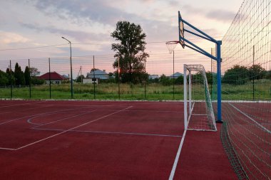Açık hava mini futbol ve basketbol sahası ile top kapısı ve b