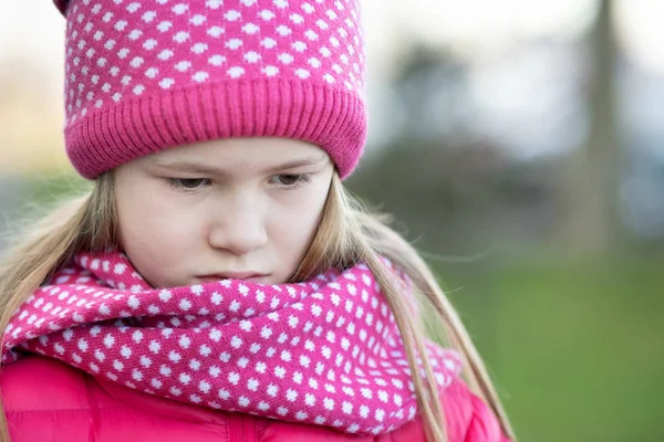 Triest meisje in warme gebreide winterkleding buiten. — Stockfoto