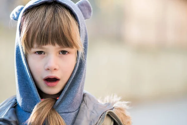 Portret van gelukkig kind meisje in warme kleren in de herfst buiten. — Stockfoto