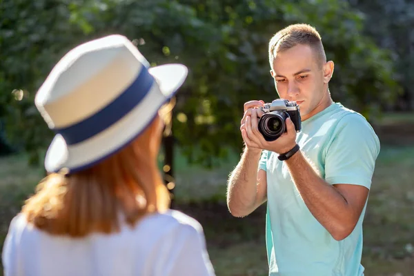 Jovem casal adolescente tirando fotos um do outro ao ar livre em — Fotografia de Stock