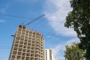İnşaat halindeki uzun apartmanın beton iskeleti ve...