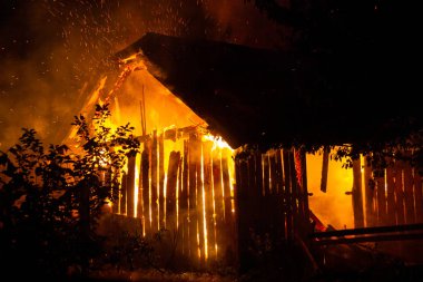 Ahşap ev ya da gece yanan ahır..