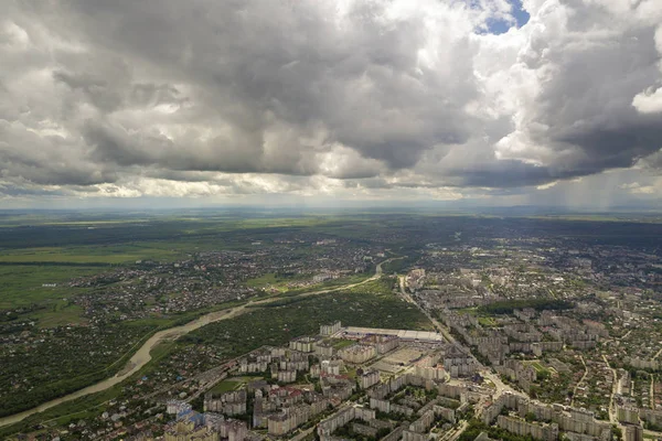 Luftaufnahme der Stadt mit Häuserzeilen und kurvenreicher Straße — Stockfoto