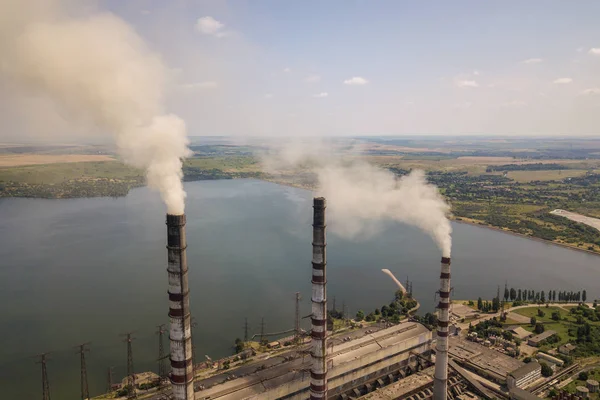 Вид з повітря на труби високого димоходу з сірого диму з вугільного пуу — стокове фото