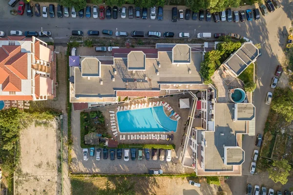 Вид зверху вниз на дахи готелів, вулиці з припаркованими машинами — стокове фото