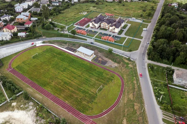 Αεροφωτογραφία γηπέδου ποδοσφαίρου σε γήπεδο καλυμμένο με πράσινο — Φωτογραφία Αρχείου