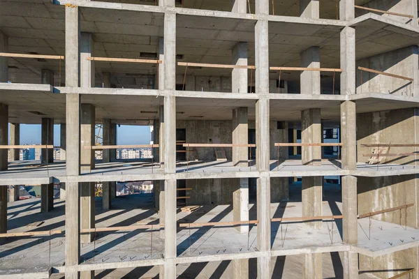 Luchtfoto van betonnen frame van hoog flatgebouw onder c — Stockfoto