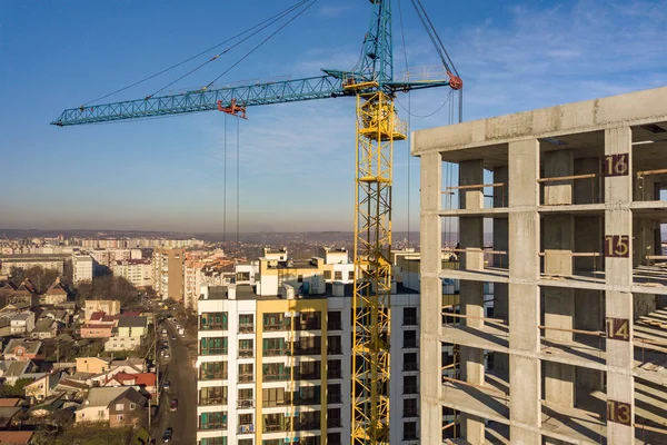 Widok z lotu ptaka betonowa rama wysokiego budynku mieszkalnego pod c — Zdjęcie stockowe