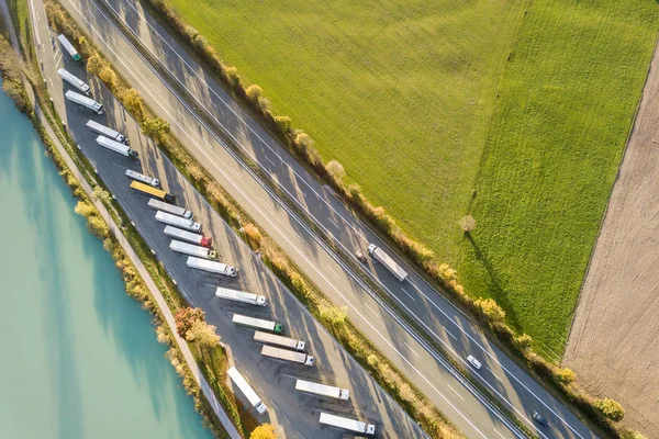 Вид сверху с высоты птичьего полета на шоссе с быстрым движением — стоковое фото