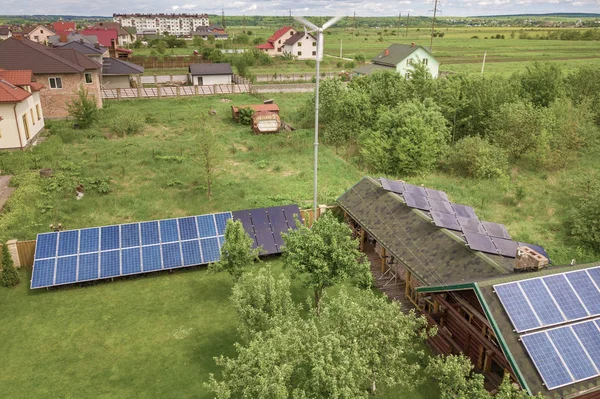 设有太阳能电池板的住宅私人住宅的空中景观 — 图库照片