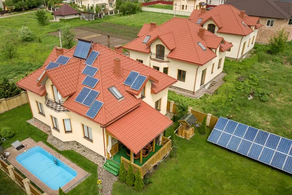 Aerial view of a new autonomous house with solar panels and wate — Stock Photo, Image