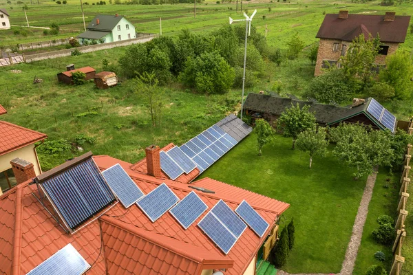 有太阳能电池板和壁炉架的新自治房屋的空中景观 — 图库照片