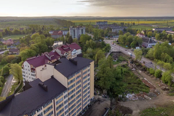 Vista aérea de edificios de apartamentos de varios pisos en verde residenti — Foto de Stock