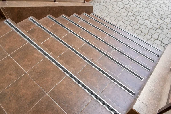 金属rとセラミックタイルで覆われたコンクリートの入り口の階段 — ストック写真