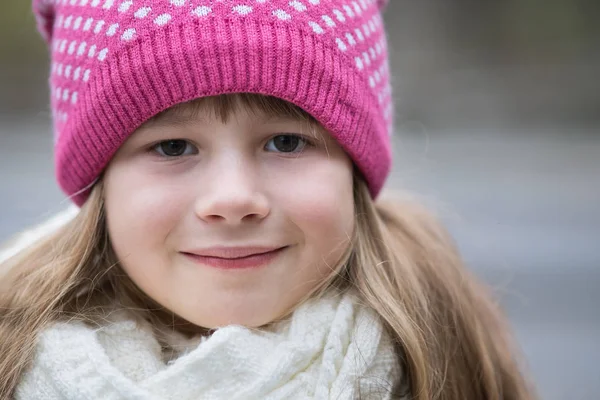 Mooi kind meisje in warm gebreide winter kleding buiten. — Stockfoto