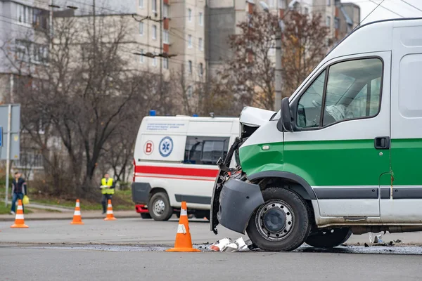 Coche gravemente dañado después de accidente de coche en una calle de la ciudad . — Foto de Stock