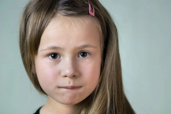 Закрыть портрет маленькой девочки со смешным выражением лица — стоковое фото