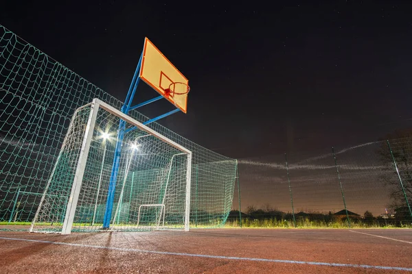 En plein air mini terrain de football et de basket-ball avec porte à billes et b — Photo