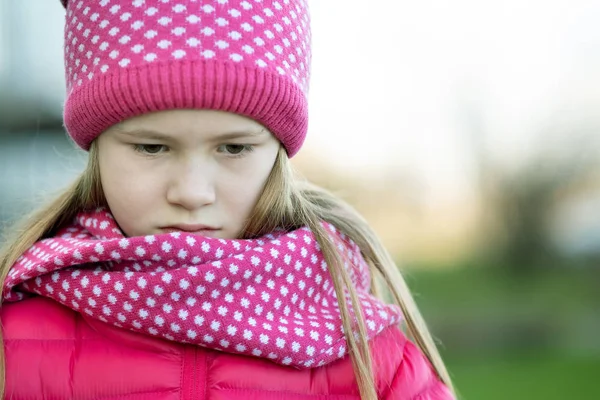Smutné dítě dívka v teplé pletené zimní oblečení venku. — Stock fotografie