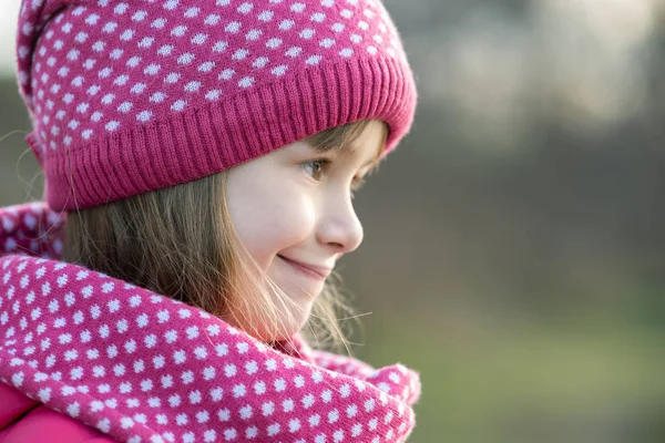 Mooi kind meisje in warm gebreide winter kleding buiten. — Stockfoto