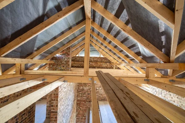 Grenier d'un bâtiment en construction avec poutres en bois d'un ro — Photo