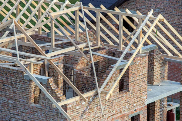 Niedokończony murowany dom z drewnianą konstrukcją dachu pod zabudową — Zdjęcie stockowe