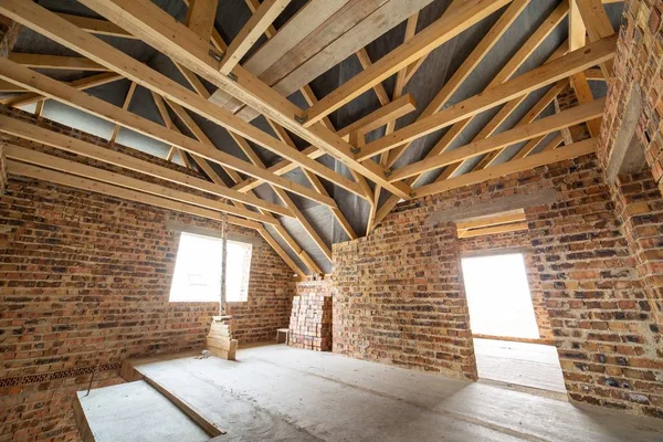 Intérieur de la maison en brique inachevée avec plancher en béton, wal nu — Photo