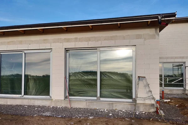 Fachada de edifício feito de blocos brancos com grandes janelas sob — Fotografia de Stock