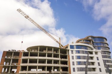 İnşaat altında daire veya ofis yüksek bina. Tuğla duvar