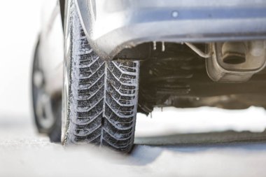 Derin karda araba tekerlekleri kauçuk lastik yakın çekim. Ulaşım 