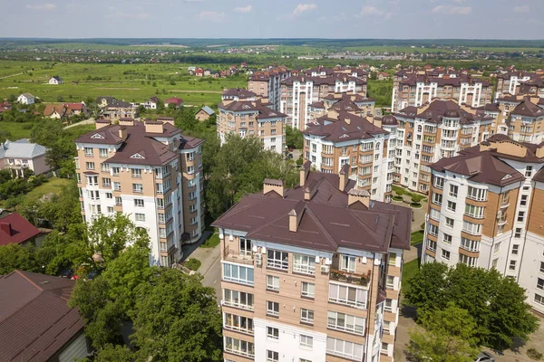 Blick von oben auf Wohn- oder Bürogebäude, geparkte Autos, Urbanität — Stockfoto
