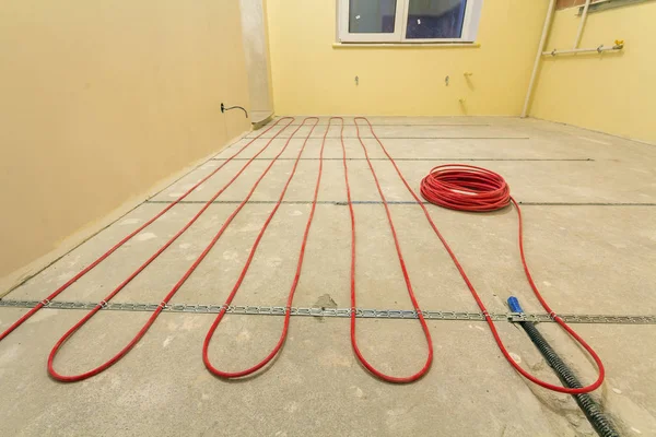 Verwarming rode elektrische kabel draad installatie op cement vloer i — Stockfoto