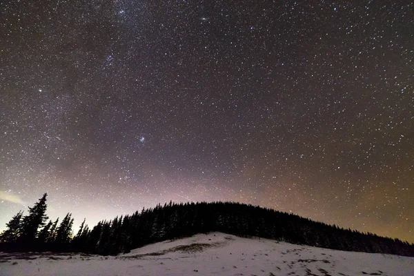 Inverno montanhas paisagem noturna panorama. Via Láctea contras brilhantes — Fotografia de Stock