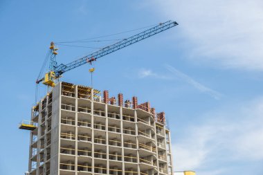 İnşaat halindeki uzun apartmanın beton iskeleti ve...