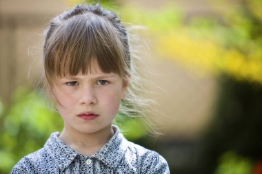 Oldukça komik huysuz genç çocuk kız açık duygu kızgın ve un