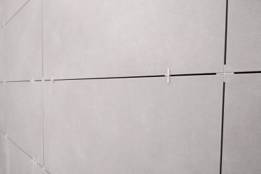 Harç tutkal üzerine duvar seramik karo montajı.