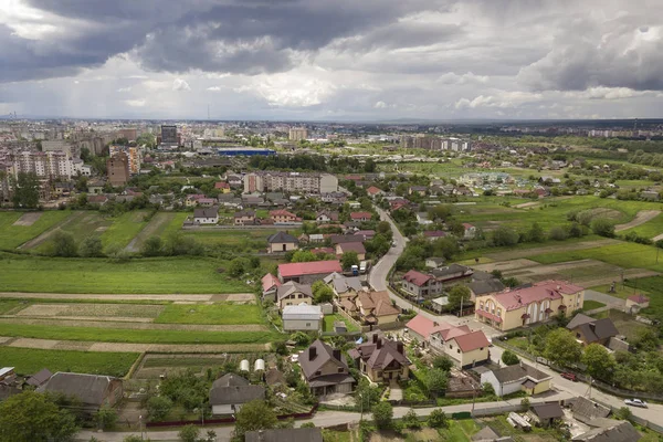 Vista aérea de la ciudad o pueblo con filas de edificios y curvas — Foto de Stock