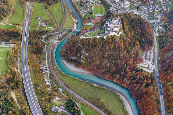 Luftaufnahme grüner Wiesen mit Dörfern und Wald in Österreich — Stockfoto