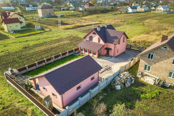 Luftbild einer kleinen Stadt oder eines Dorfes mit Residenzreihen — Stockfoto