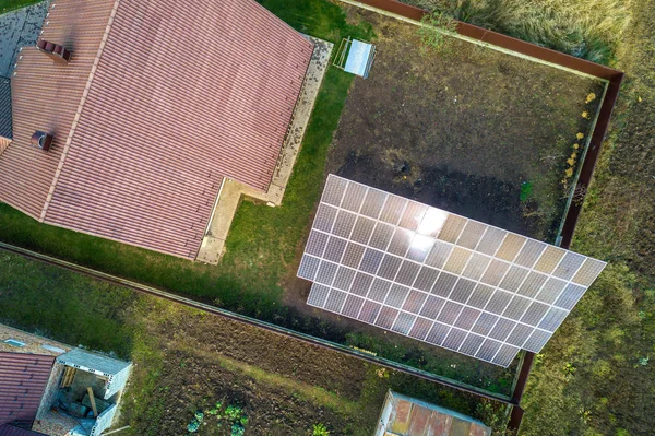 Vista aerea di grande pannello solare blu installato sulla struttura a terra — Foto Stock