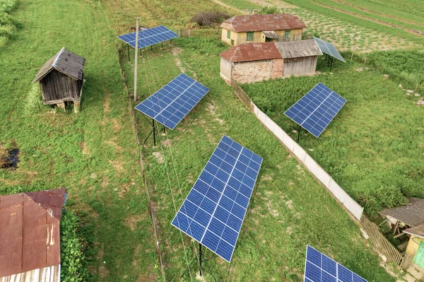 Yeşil kırsal alandaki güneş panellerinin yukarıdan aşağıya görüntüsü. — Stok fotoğraf