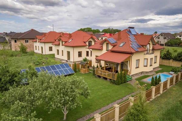 Veduta aerea di una nuova casa autonoma con pannelli solari e wate — Foto Stock
