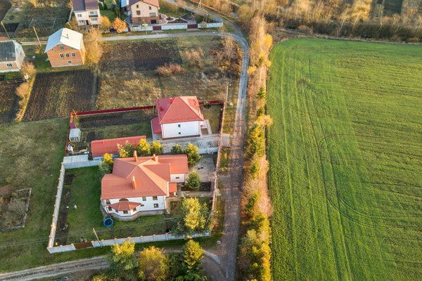 Luchtfoto van kleine stad of dorp met rijen van — Stockfoto