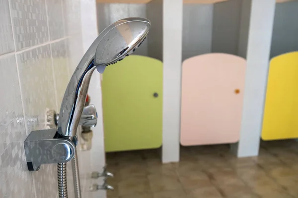 Puertas coloridas del inodoro en el interior del baño de la escuela primaria . —  Fotos de Stock